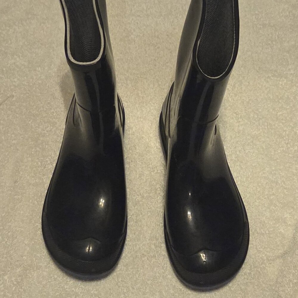 Size 2-3 - Rain Boots - Navy - EUC worn once for a few minutes inside